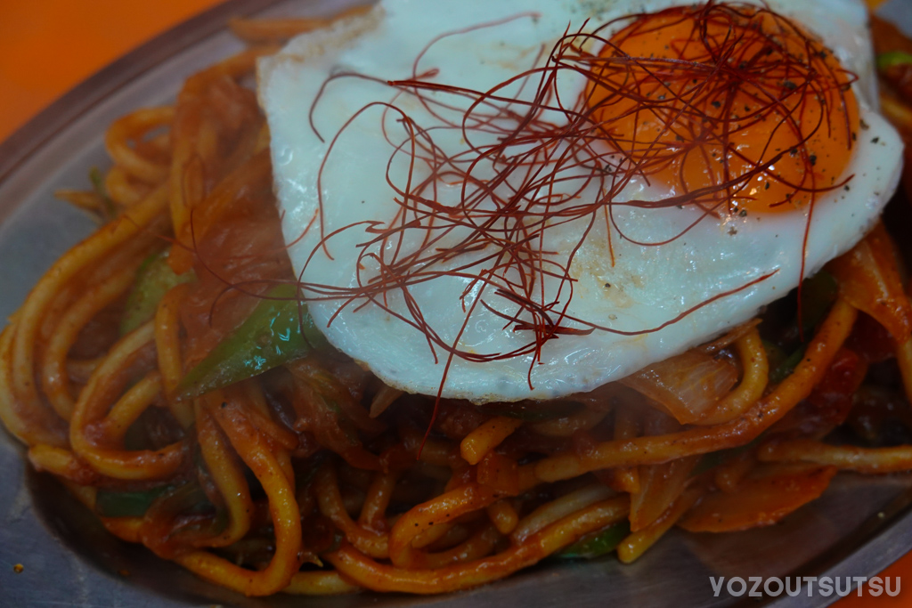 旨辛ナポに野菜増し＋目玉焼きトッピング