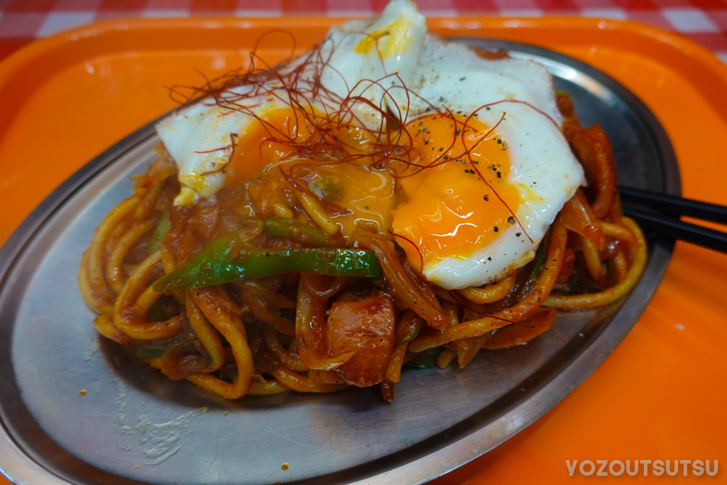 旨辛ナポに野菜増し＋目玉焼きトッピングの目玉割ったやつ